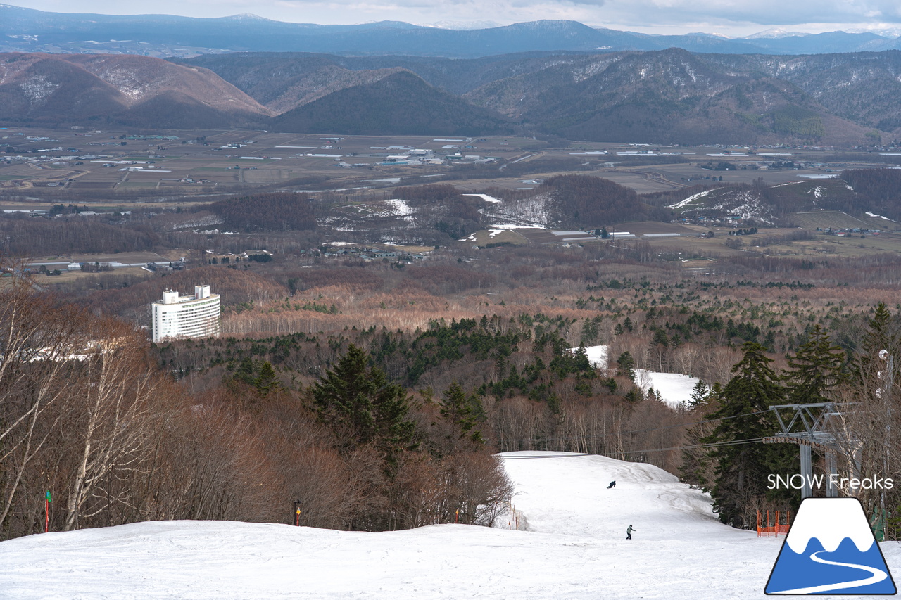 富良野スキー場｜いよいよインターナショナルなイベントに？！春シーズン恒例『第13回 Pond Skimming 池渡り』開催～♪
